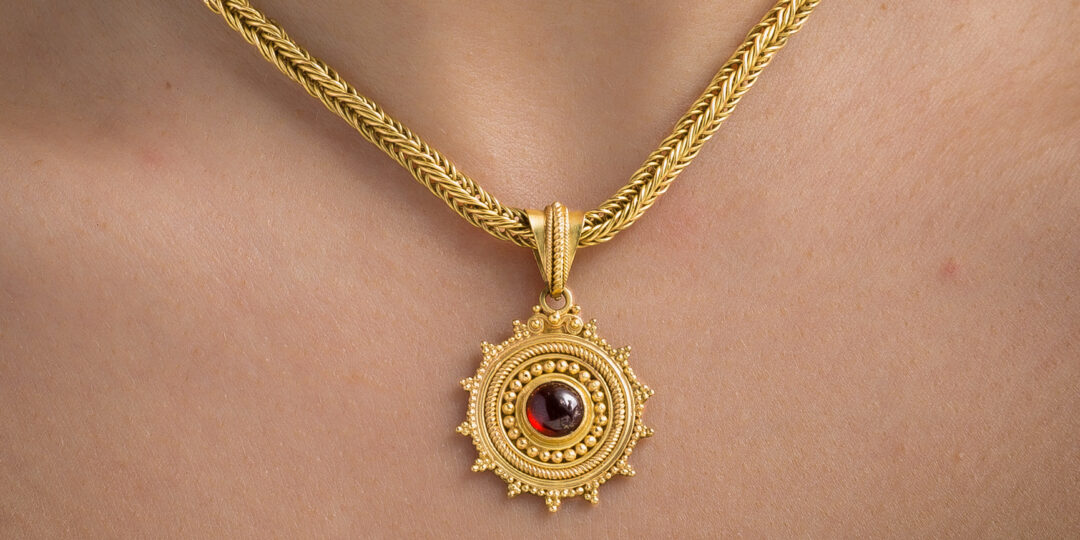 Oreficeria di lusso e artigianato toscano: collier in oro e granato