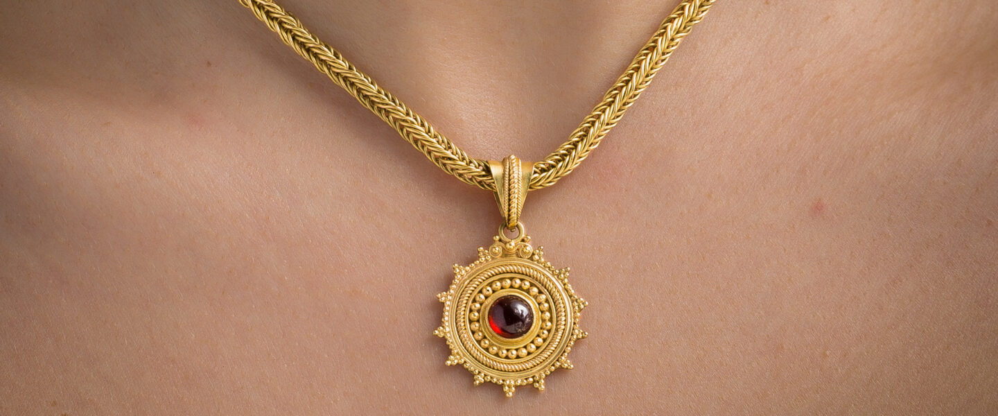 Oreficeria di lusso e artigianato toscano: collier in oro e granato